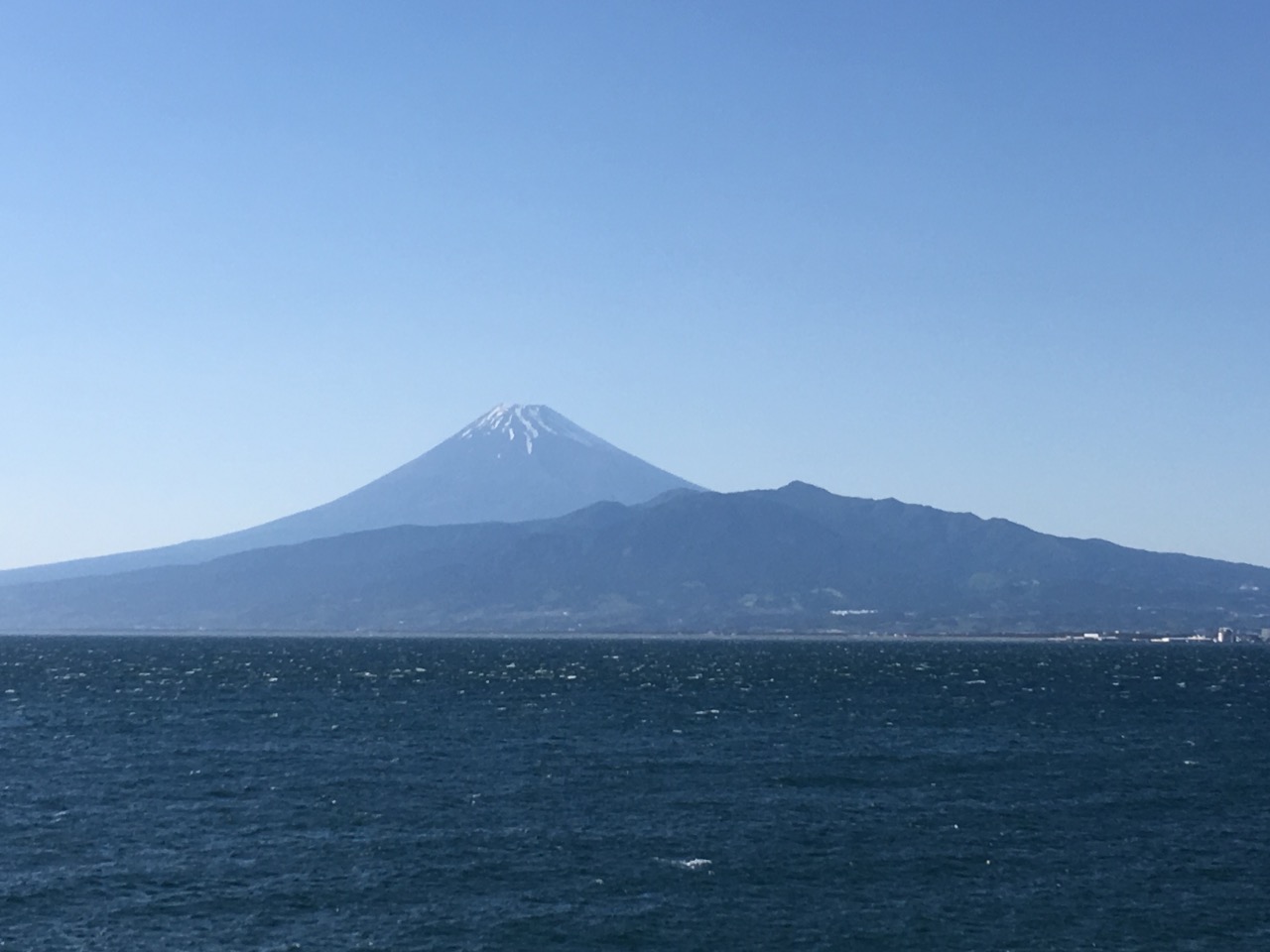 海に浮かぶ富士山