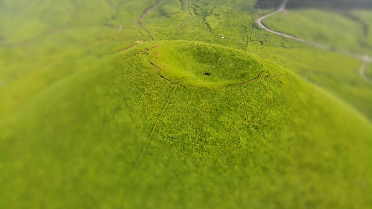 阿蘇火山附近的米塚山，形狀像一個綠茶布丁，超可愛！
