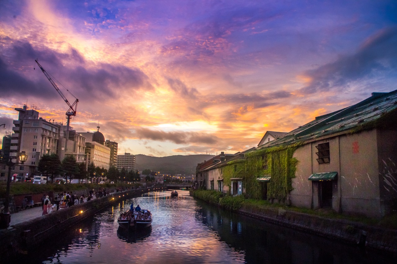 到達小樽運河時，剛好是傍晚，晚霞映照著落日餘煇，片片雲彩。